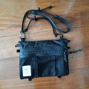 Topo Mountain cross body